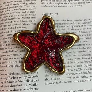Funky Vintage Dark Cranberry Coloured Starfish & Gold Tone Brooch
